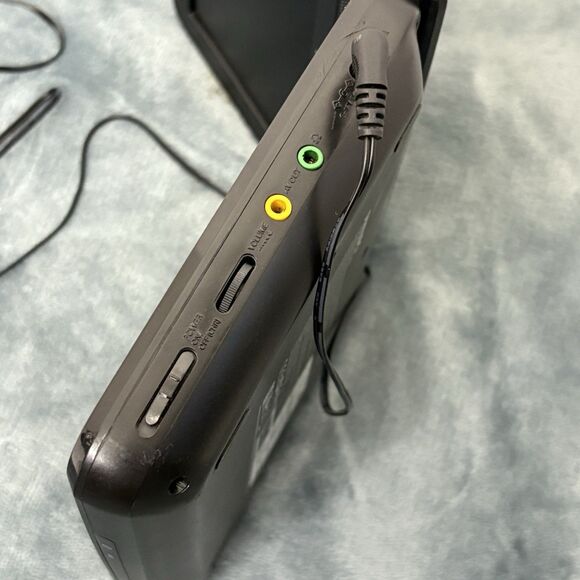 Philips PET741B/37 Black 7" TFT LCD Display Portable MP3-CD/DVD Player - Picture 5 of 8